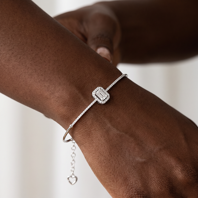 Witgouden armband met emerald cut diamant