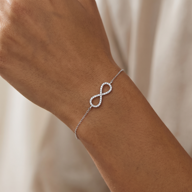 Witgouden armband met pavé infinity en diamanten