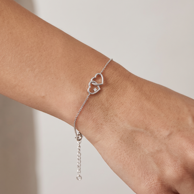 Witgouden armband met dubbele hartjes en diamant