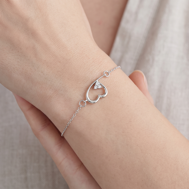 Witgouden armband met open hart en diamant detail