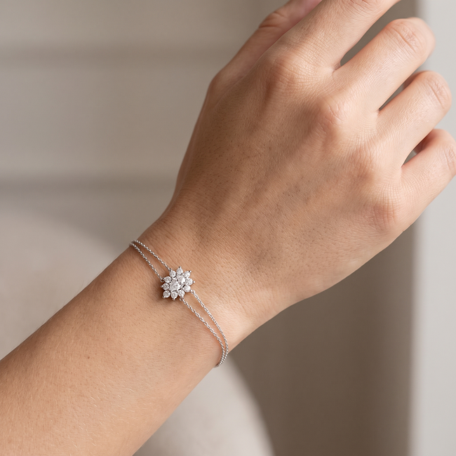 Witgouden bloem armband met diamanten