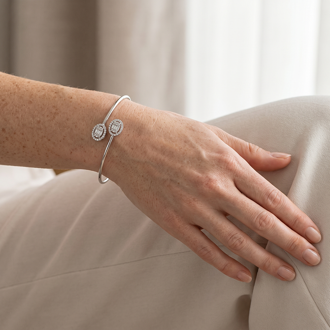 Open witgouden armband met diamanten