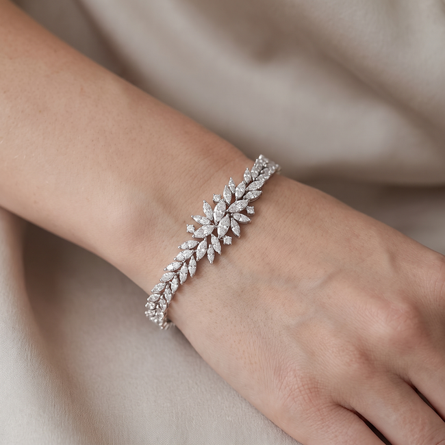 Witgouden diamanten armband met bladmotief