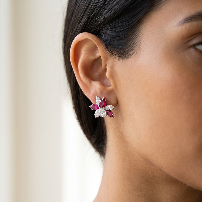 Labdiamanten oorbellen met Ruby en bloemdesign