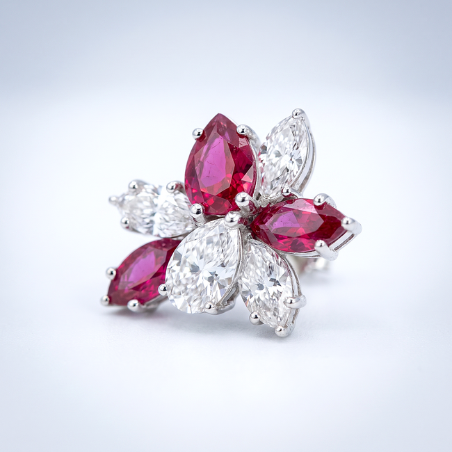 Labdiamanten oorbellen met Ruby en bloemdesign