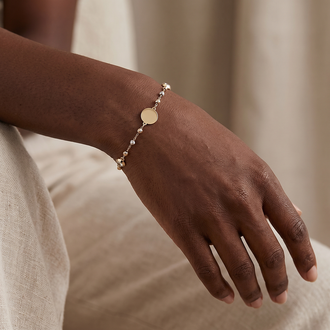 Graveerbare gouden armband 14 karaat met plaatje, tricolor dorika balletjes en zirkonia