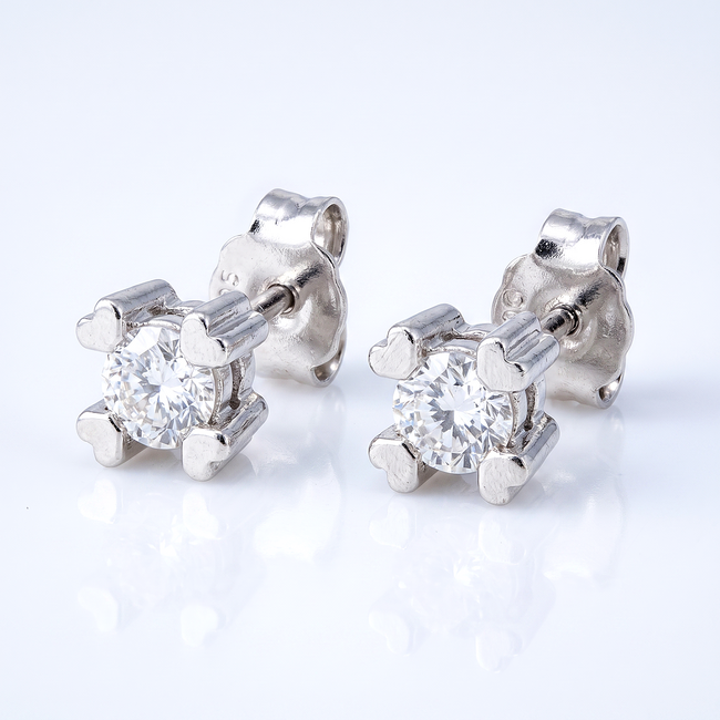 Witgouden oorstekers met solitaire diamant