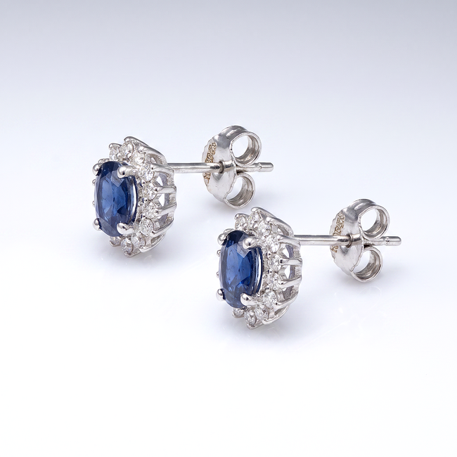 Oorstekers met blauwe saffier en diamant