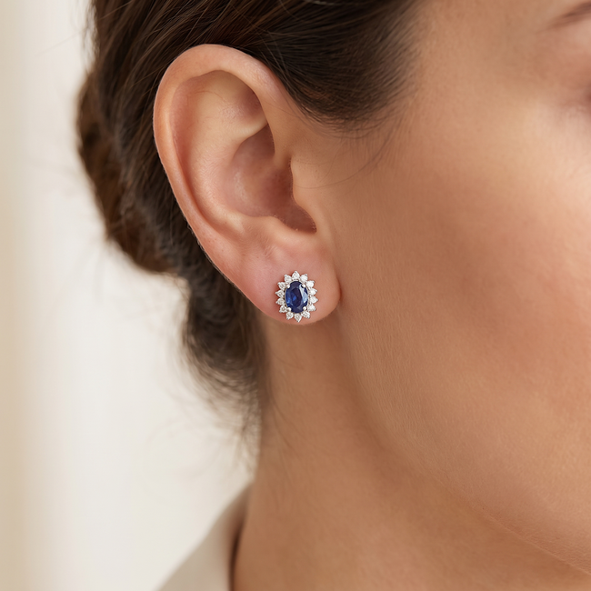 Oorstekers met blauwe saffier en diamant