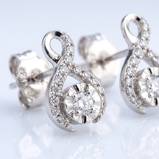 Witgouden diamanten infinity oorstekers
