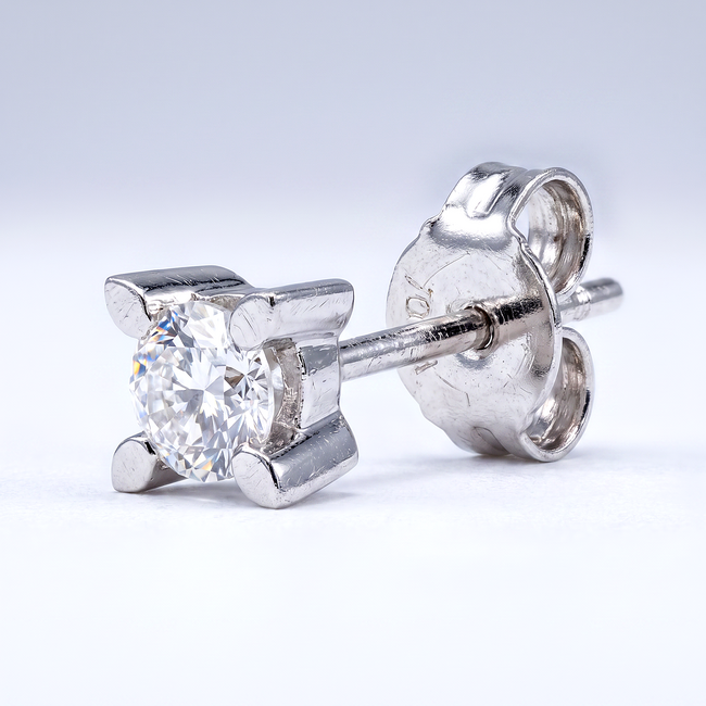 Witgouden oorstekers met solitaire diamanten