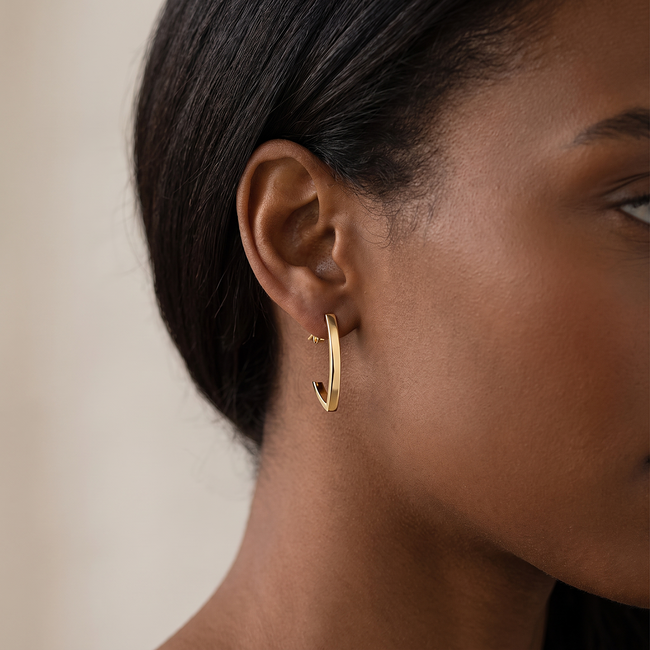 Gouden halve oorringen met strak design