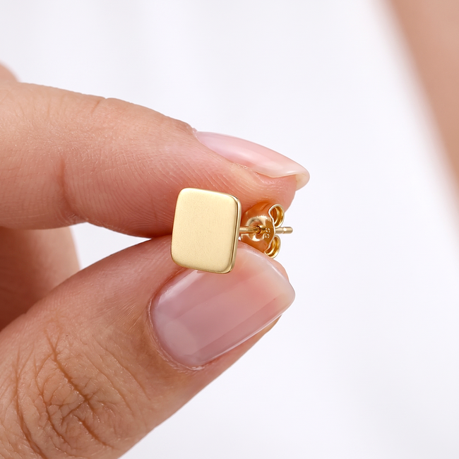 Vierkante gouden oorknoppen met matte afwerking
