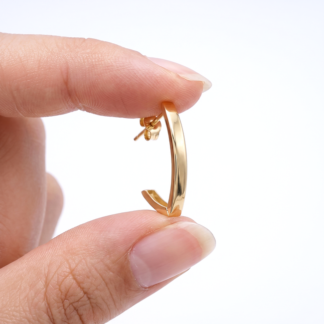 Gouden halve oorringen met strak design