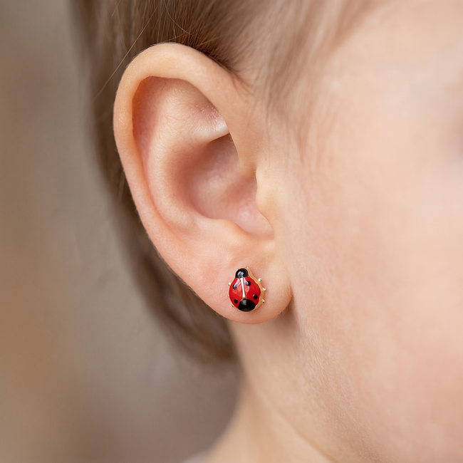 Gouden oorknoppen met rood lieveheersbeestje