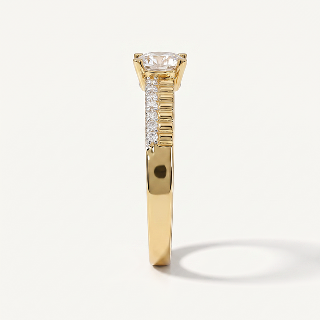 Gouden ring 14 karaat met ronde zirkonia en pavé gezette band