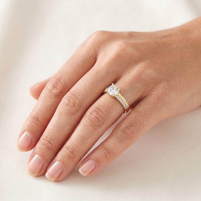 Gouden ring 14 karaat met ronde zirkonia en pavé gezette band