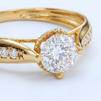 Sierlijke gouden ring met zirkonia