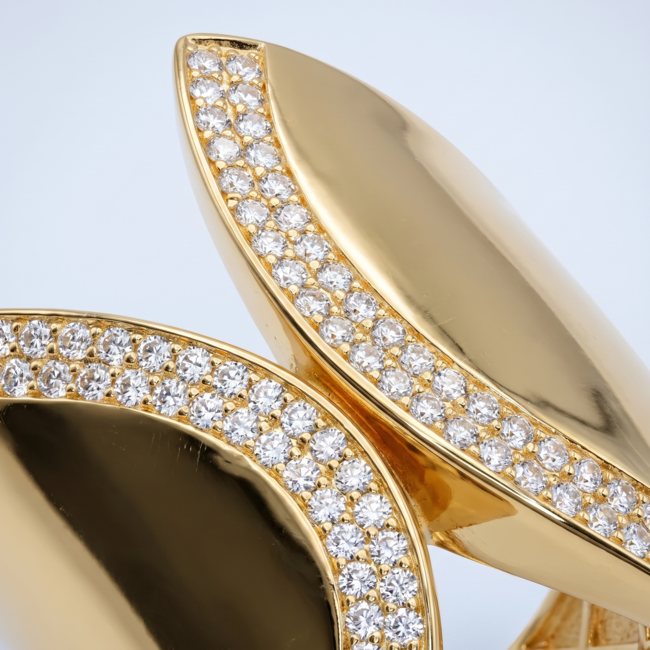 Brede gouden statement ring 14 karaat met twee gebogen vlakken