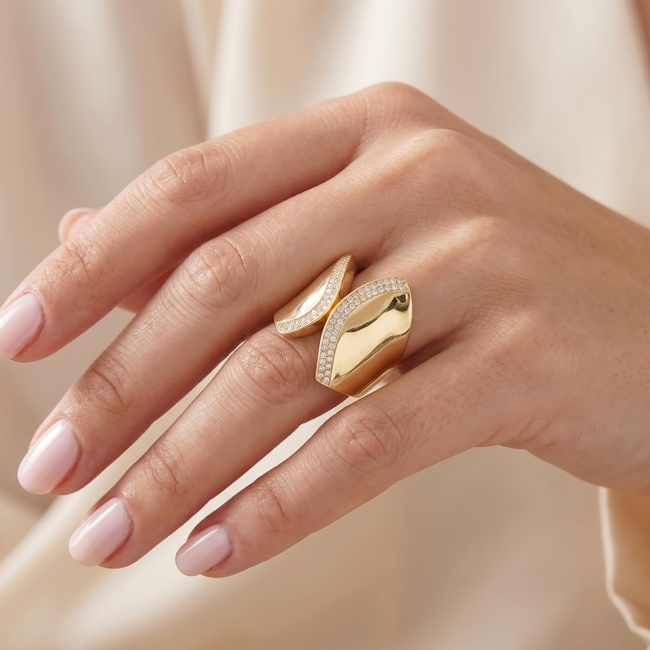 Brede gouden statement ring 14 karaat met twee gebogen vlakken