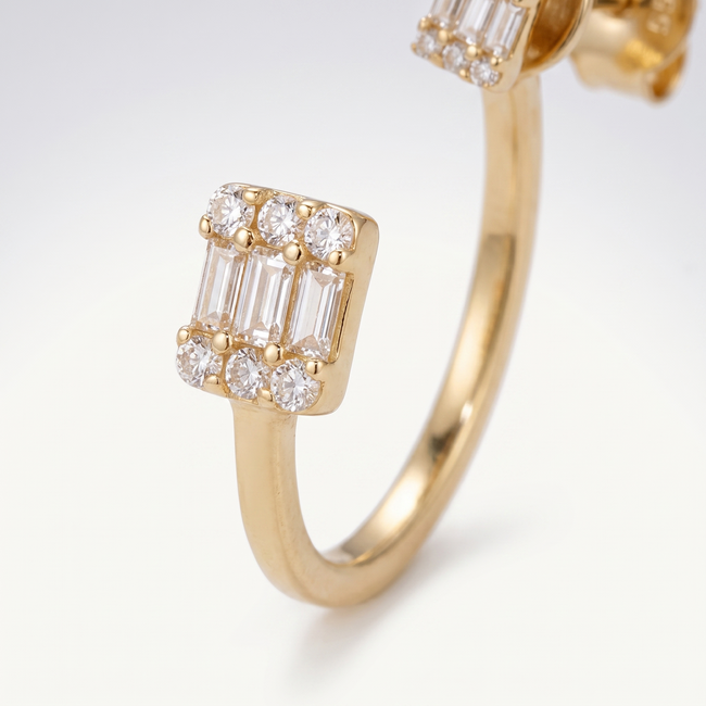 Gouden oorbellen 14 karaat, open model met baguette zirkonia en pavé
