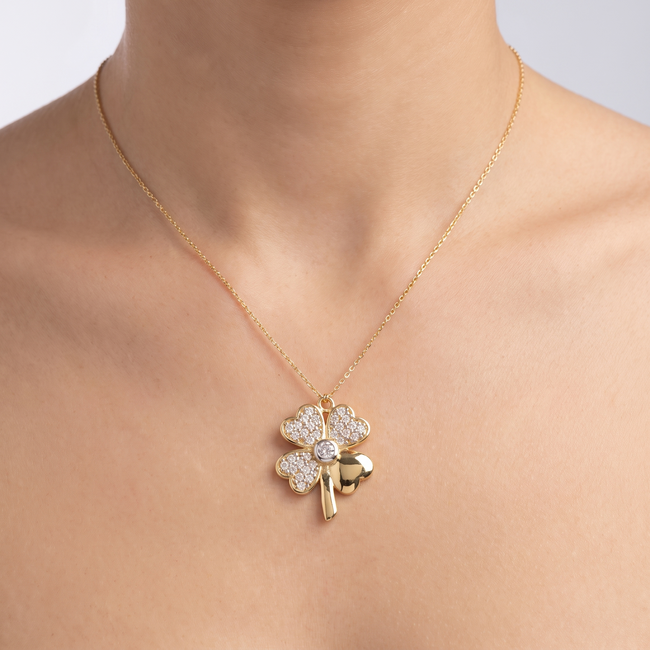 Gouden hanger klavertje vier, drie blaadjes pavé, 20 mm