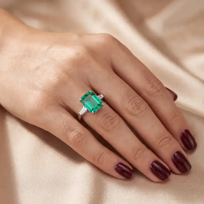 14 Karaat Witgouden Ring, Natuurlijke Smaragd 5,7 ct met Diamanten