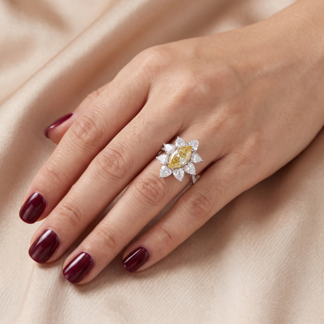 Witgouden Ring maat 17 met Gele Diamant 4,56 ct en Diamanten Halo 3,47 ct