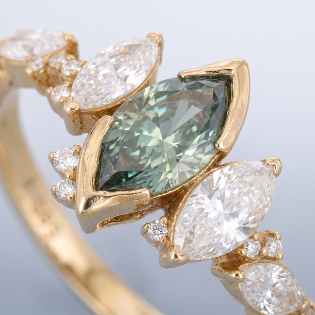Gouden Ring maat 17 met Groene Lab Diamant en Witte Marquise Diamanten