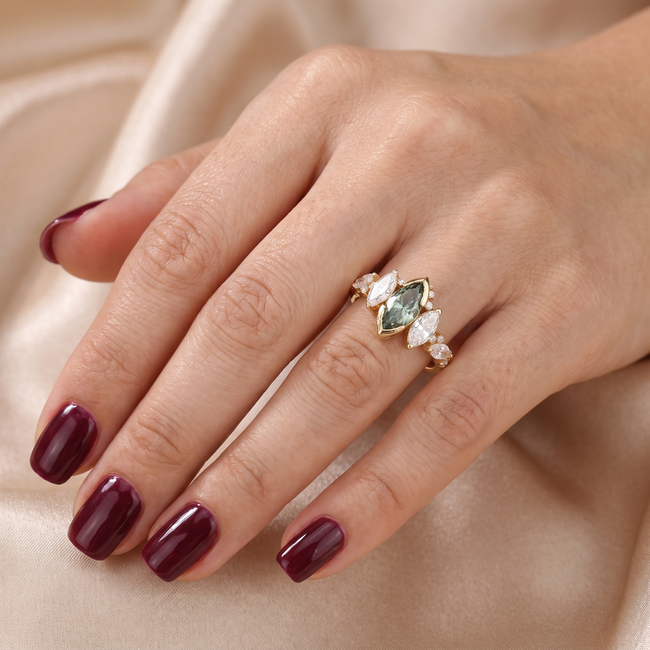 Gouden Ring maat 17 met Groene Lab Diamant en Witte Marquise Diamanten