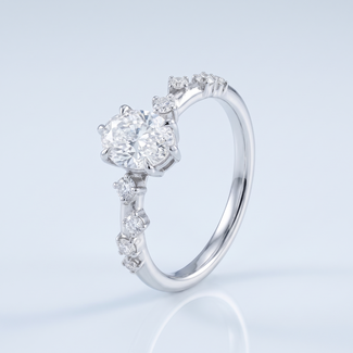 Witgouden Ovale Diamant Ring met Accentdiamantjes