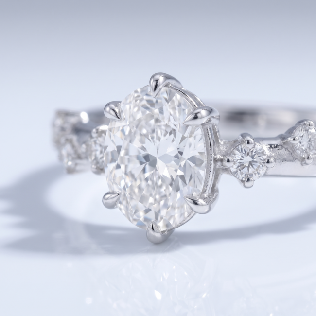 Witgouden Ovale Diamant Ring  met Verspreide Accentdiamantjes