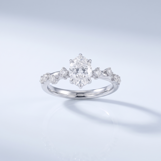 Witgouden Ovale Diamant Ring  met Verspreide Accentdiamantjes