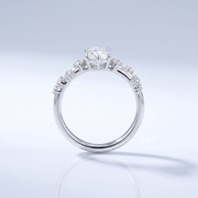 Witgouden Ovale Diamant Ring  met Verspreide Accentdiamantjes