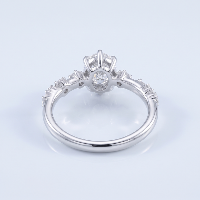 Witgouden Ovale Diamant Ring  met Verspreide Accentdiamantjes