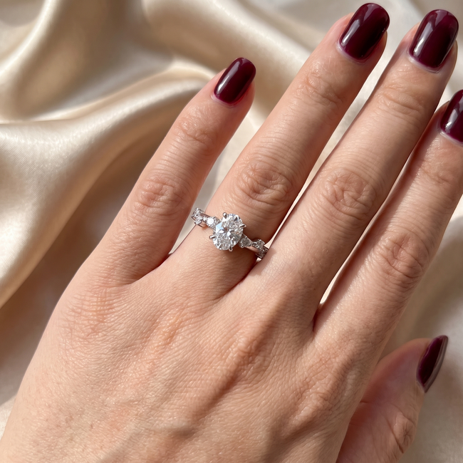 Witgouden Ovale Diamant Ring  met Verspreide Accentdiamantjes