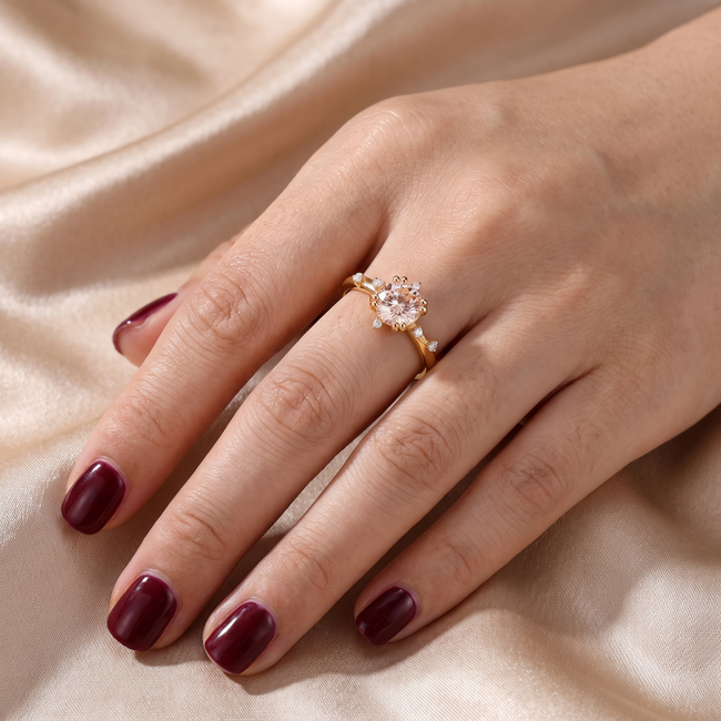 Solitaire Ring met Roze Lab Diamant en Accentdiamantjes