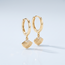 Gouden Creolen 14 Karaat met Zirkonia Schelp Hanger