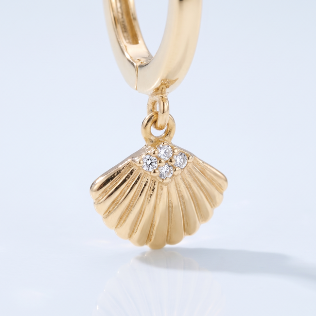 Gouden Creolen 14 Karaat met Zirkonia Schelp Hanger