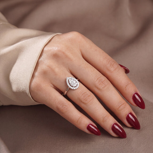 14 Karaat Witgouden Druppel Ring met Baguette Diamant