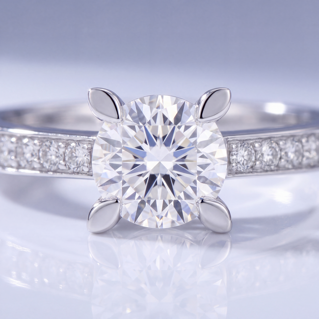 Witgouden solitair ring met 0,50 ct diamant en pavé band
