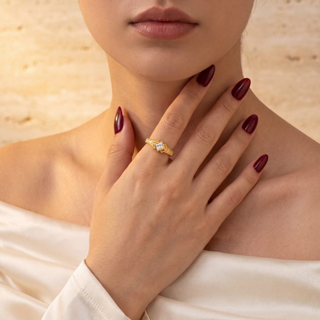 Vintage gouden ring 22 karaat met vierkante zirkonia