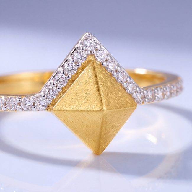 Roodgouden piramide ring 22 karaat met zirkonia