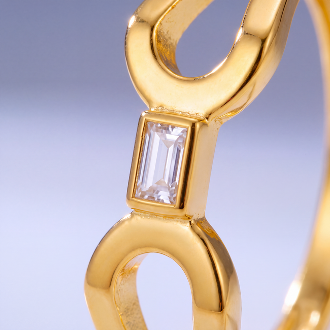 Roodgouden ring 22 karaat met baguette zirkonia en open lussen