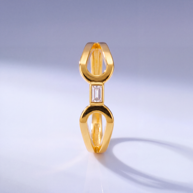 Roodgouden ring 22 karaat met baguette zirkonia en open lussen