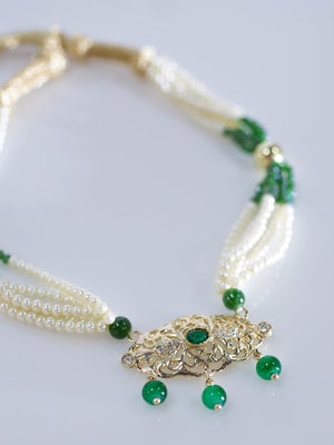 WHITE GREEN PEARL NECKLACE HIND