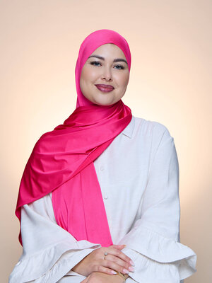 Hijab Premium Satin Mae Ruby Pink Hijab Premium Satin Mae Ruby Pink