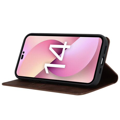 Coverzs Coverzs geschikt voor iPhone 14 Luxe bookcase (donkerbruin) + ShieldCase screenprotector - beschermglas iPhone bescherming - iPhone case bescherm hoesje + Screenprotector