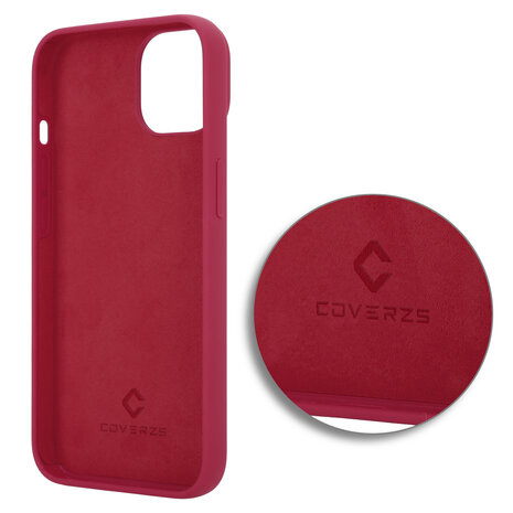 Coverzs Coverzs Luxe Liquid Silicone case geschikt voor iPhone 14 (rood) + ShieldCase screenprotector - beschermglas iPhone bescherming - iPhone case bescherm hoesje + Screenprotector