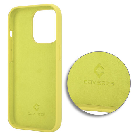 Coverzs Coverzs Luxe Liquid Silicone case geschikt voor iPhone 14 Pro (geel) + ShieldCase screenprotector - beschermglas iPhone bescherming - iPhone case bescherm hoesje + Screenprotector